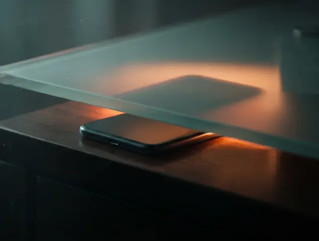 Illustration: a smartphone showing a keyhole beside an identity card dissolving into pixels
